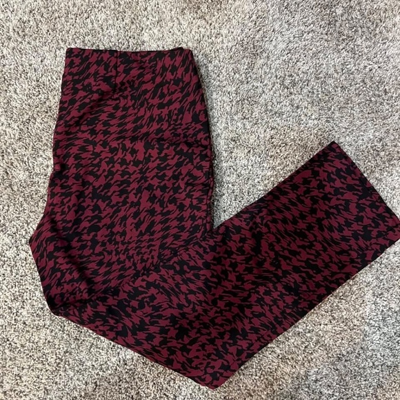 CHICOS BURGUNDY/BLACK ANIMAL STYLE PRINT JULIET PONTE PANTS - Picture 2 of 2